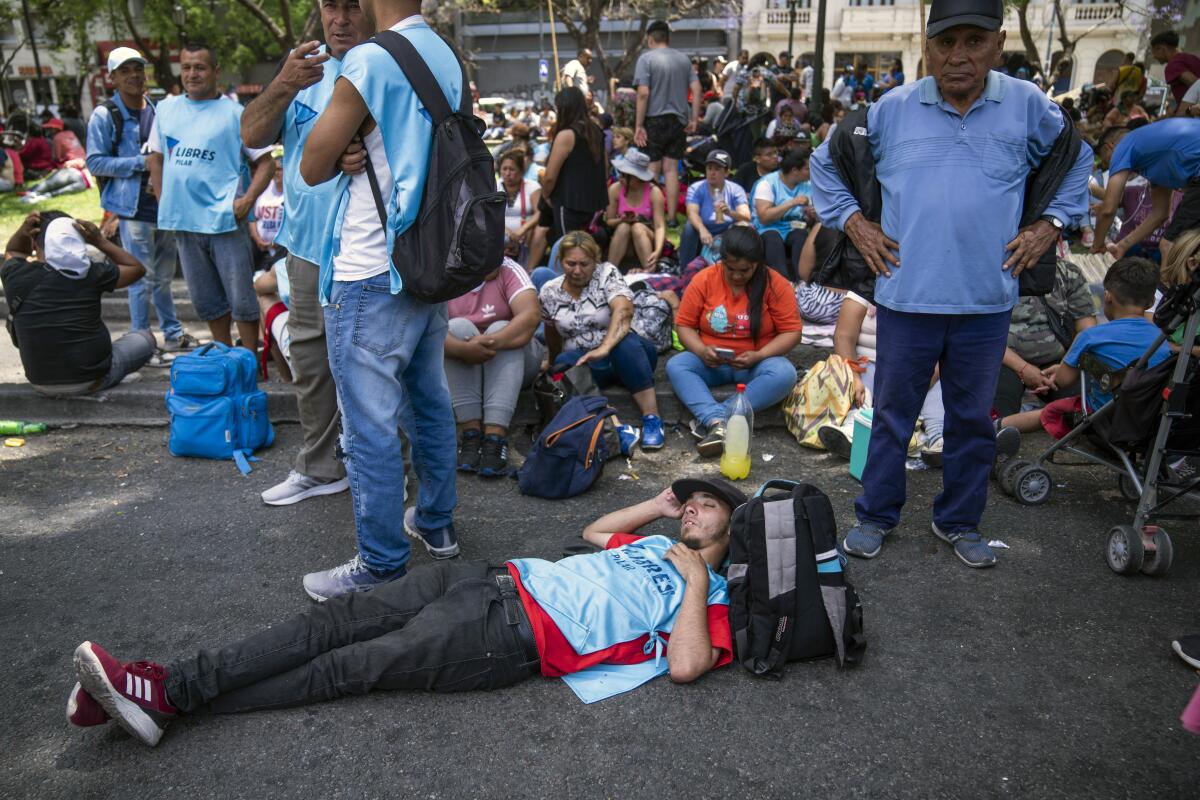 Los manifestantes se reúnen frente al Ministerio de Desarrollo Social en Buenos Aires, Argentina