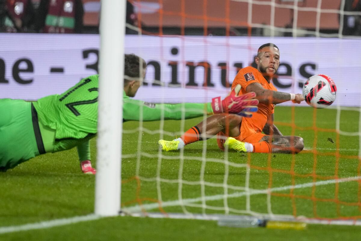 Memphis Depay (derecha) anota el segundo gol de Holanda en la victoria 2-0 ante Noruega en las eliminatorias del Mundial.