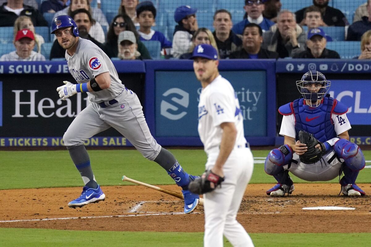 Dodgers atıcısı Michael Grove topu takip ederken, Cubs'tan Patrick Wisdom, homering'ten sonra vurucu kutusundan dışarı çıkıyor.
