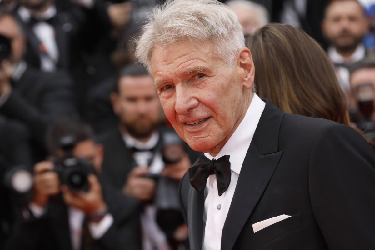 Harrison Ford posa a su llegada al estreno de la película "Indiana Jones and the Dial of Destiny"