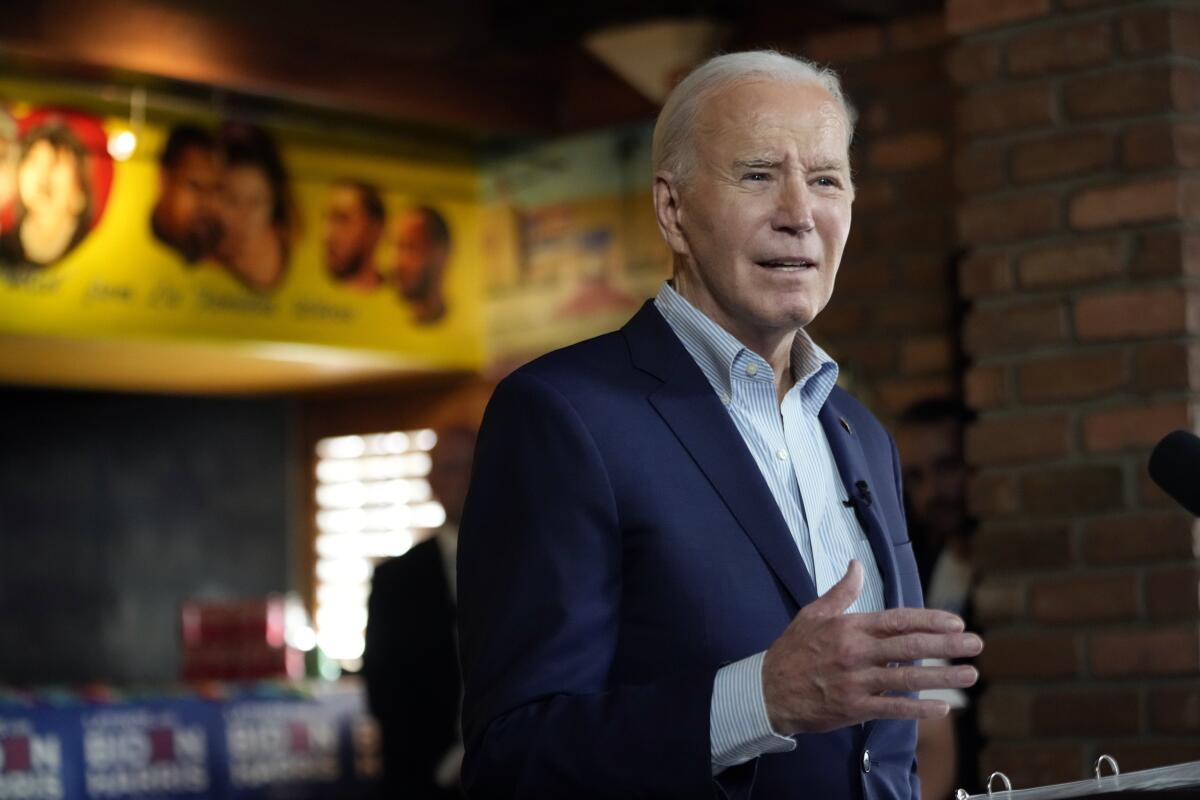 El presidente Joe Biden habla en un evento de campaña en el restaurante El Portal en Phoenix, Arizona, 19 de marzo de 2024. 