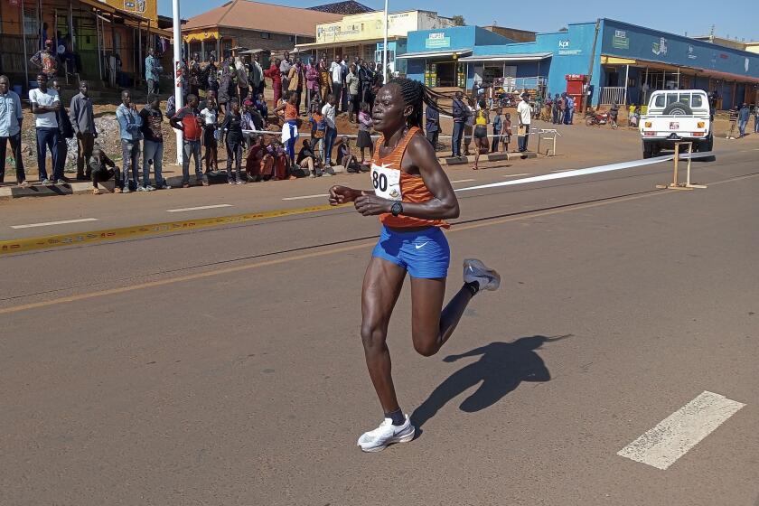 En esta imagen de archivo, Rebecca Cheptegei, compite en la carrera Discovery 10km en Kapchorwa, Uganda, el 20 de enero de 2023. (AP Foto, archivo)