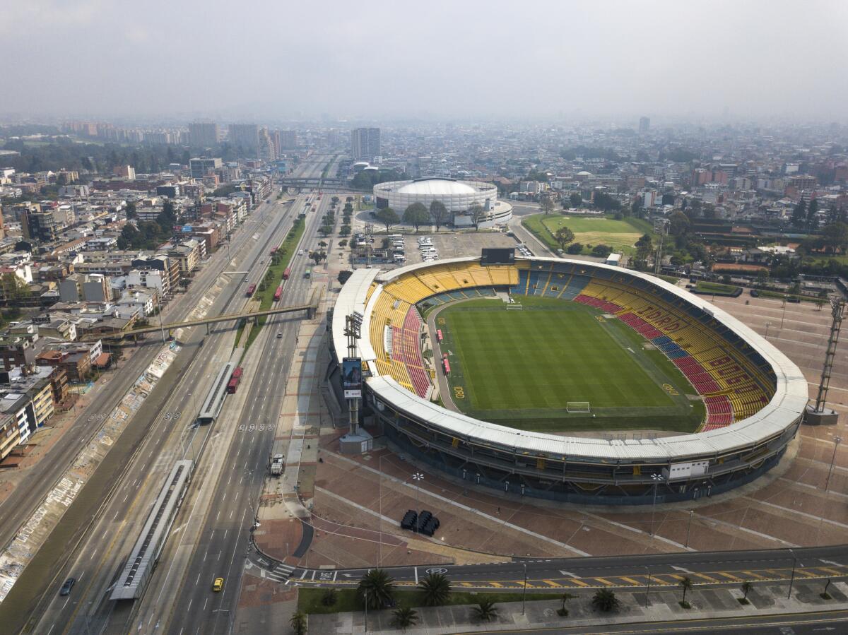 ARCHIVO - Vista del estadio El Campín de Bogotá, el viernes 20 de marzo de 2020. (AP Foto/Iván Valencia)