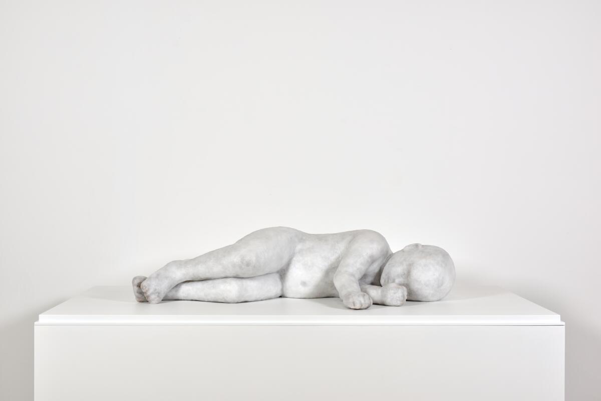 Uma pequena escultura de cera.