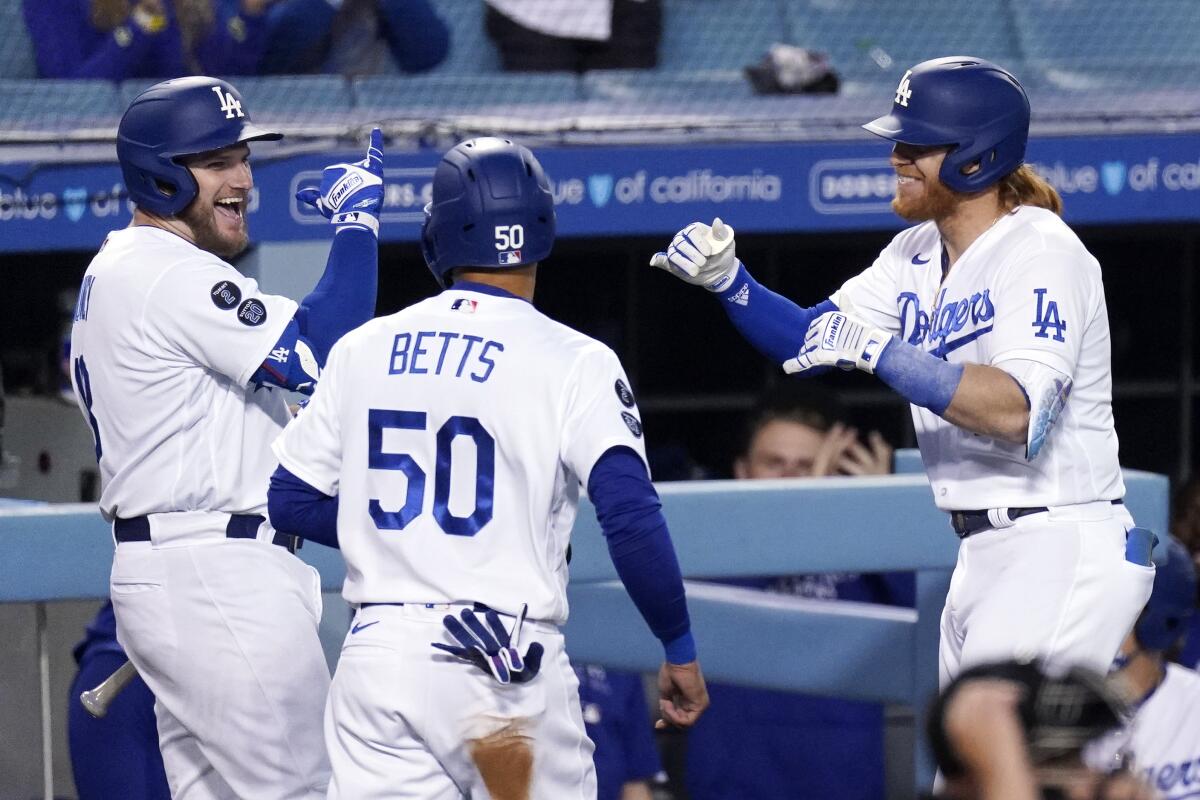 Max Muncy powers Dodgers to 4-3 victory over Giants - Los Angeles Times