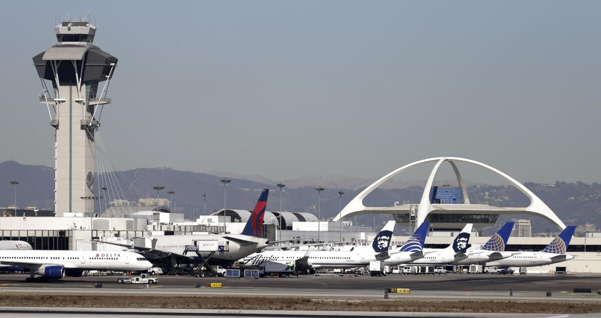 ARCHIVO - Varios aviones permanecen estacionados el viernes 1 de noviembre de 2013 en la terminal del Aeropuerto