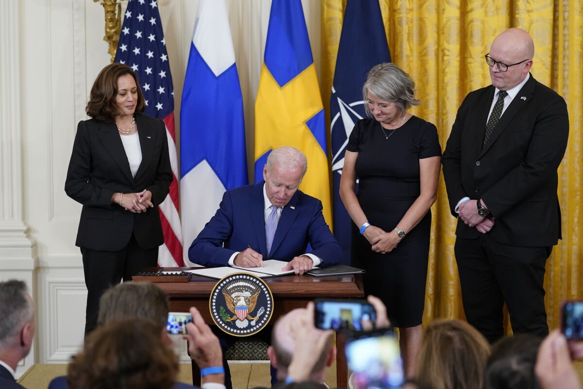 El presidente de Estados Unidos, Joe Biden, firma el documento de ratificación de los Protocolos 