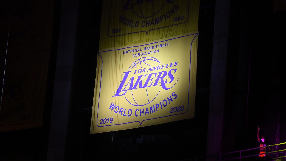 The Lakers 17th championship banner has been hung up at the practice  facility in El Segundo. 👀🔥 — (Via @5talen) - Follow @lakers_nation17 f…