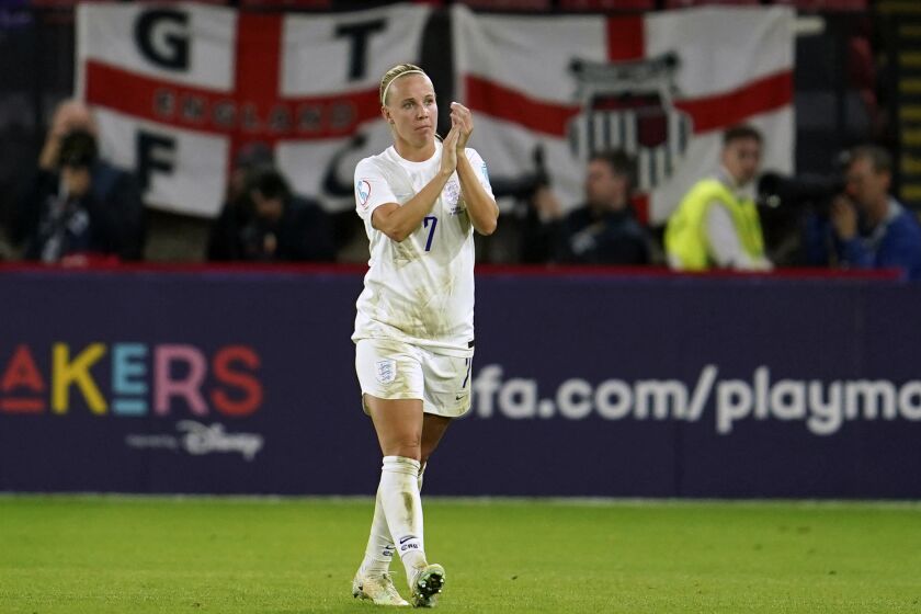 ARCHIVO - La delantera inglesa Beth Mead durante el partido contra Suecia por las semifinales de la Eurocopa femenina, el 26 de julio de 2023, en Sheffield, Inglaterra. (AP Foto/Jon Super)