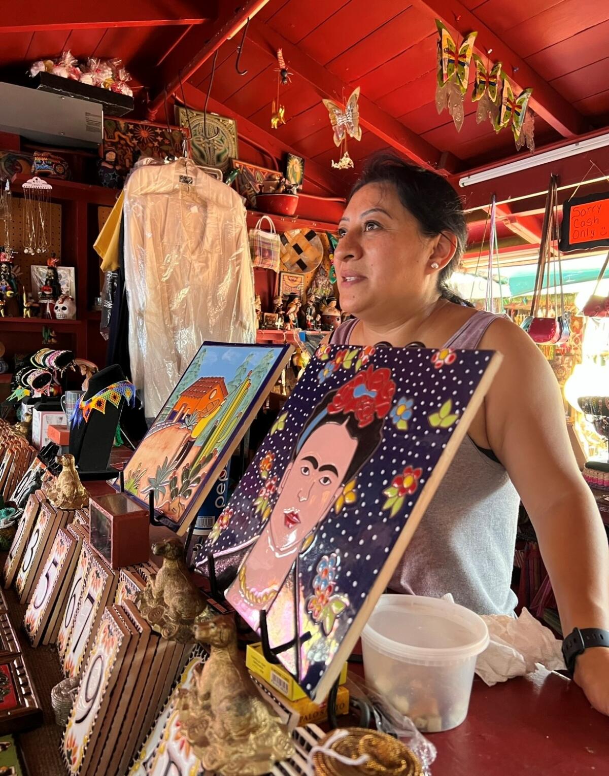 Por más de 14 años María Fuentes ha trabajando vendiendo figuras decorativas de varios estados