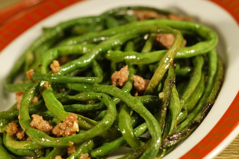 085992.FO.0818.food5.ls---Asian. Beans. dry fried sichuan string beans. Food shoot in the studio on August 18,2004.