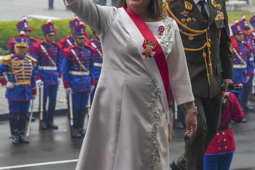 La presidenta peruana, Dina Boluarte, llega a la Catedral para asistir a misa el Día de la Independencia en Lima, Perú, el domingo 28 de julio de 2024. (AP Foto/Guadalupe Pardo)