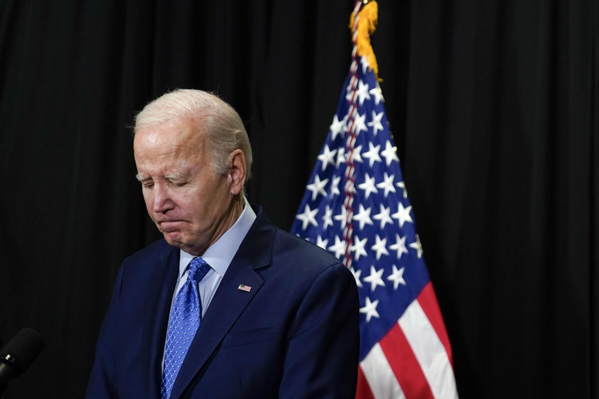 El presidente estadounidense Joe Biden hace una pausa al hablar ante los medios en Nantucket, )