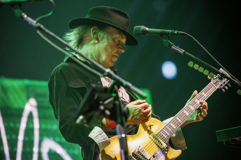 Neil Young se retirará de Spotify si no eliminan un pódcast antivacunas