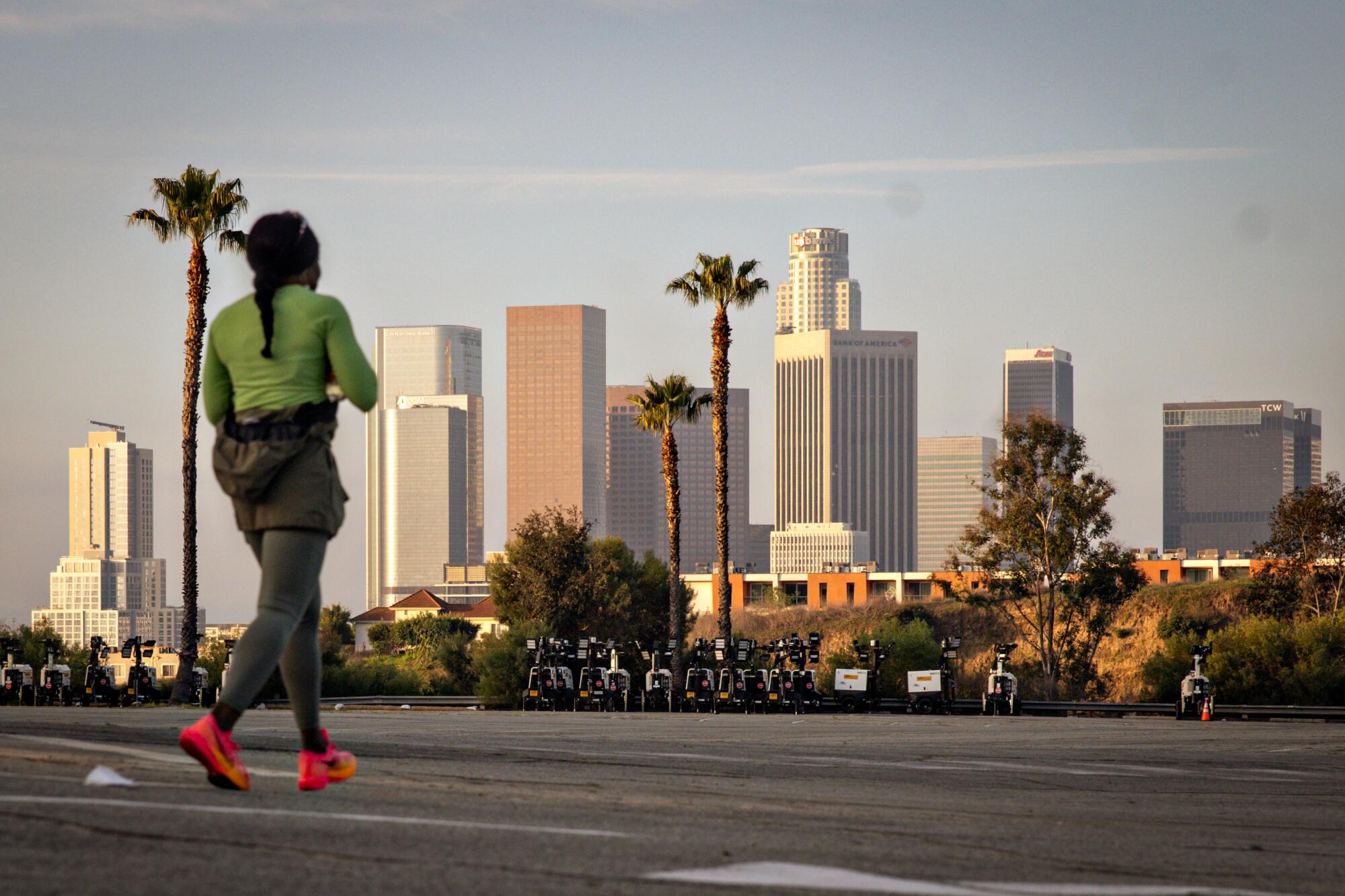 Runners start the 39th Los Angeles Marathon