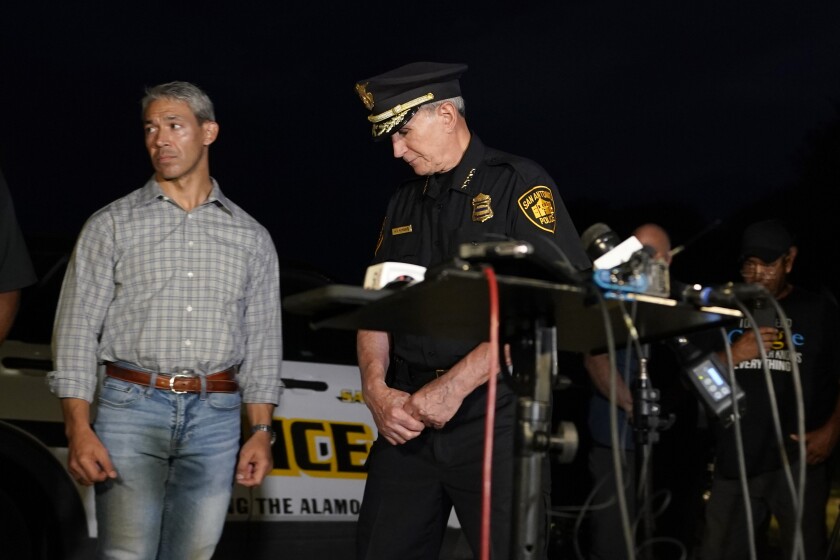 Le maire de San Antonio Ron Nirenberg et le chef de la police William McManus