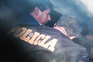 El presidente destituido de Perú, Pedro Castillo, es escoltado por la policía en la comisaría donde está detenido en Lima, Perú, el miércoles 7 de diciembre de 2022. (AP Foto/Renato Pajuelo)