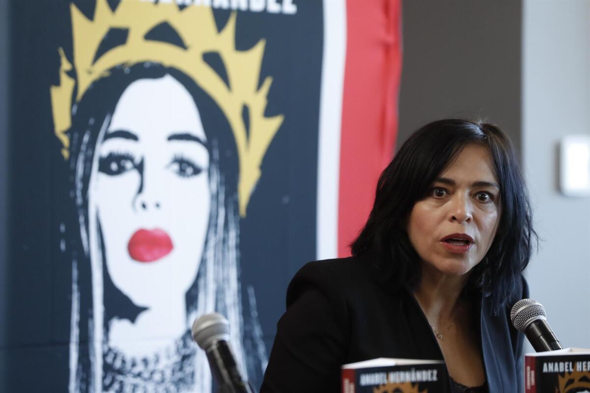 La periodista mexicana Anabel Hernández, habla hoy, durante una rueda de prensa 