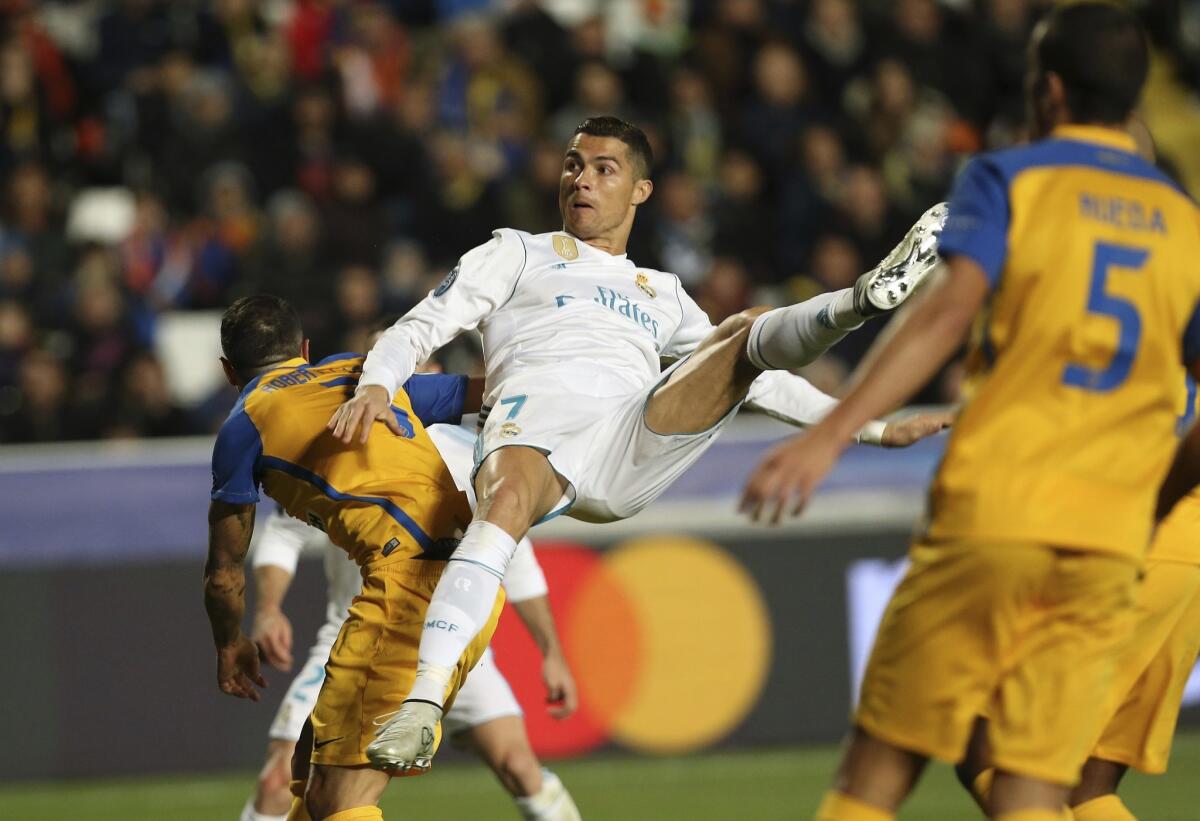 Cristiano Ronaldo del Real Madrid anota el quinto gol en la victoria 6-0 ante APOEL en el partido por el Grupo H de la Liga de Campeones, en Nicosia, el martes 21 de noviembre de 2017.
