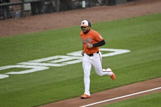 El venezolano Anthony Santander, de los Orioles de Baltimore, anota en un doble de Ryan Mountcastle, en el juego del sábado 30 de marzo de 2024 ante los Angelinos de Los Ángeles (AP Foto/Terrance Williams)