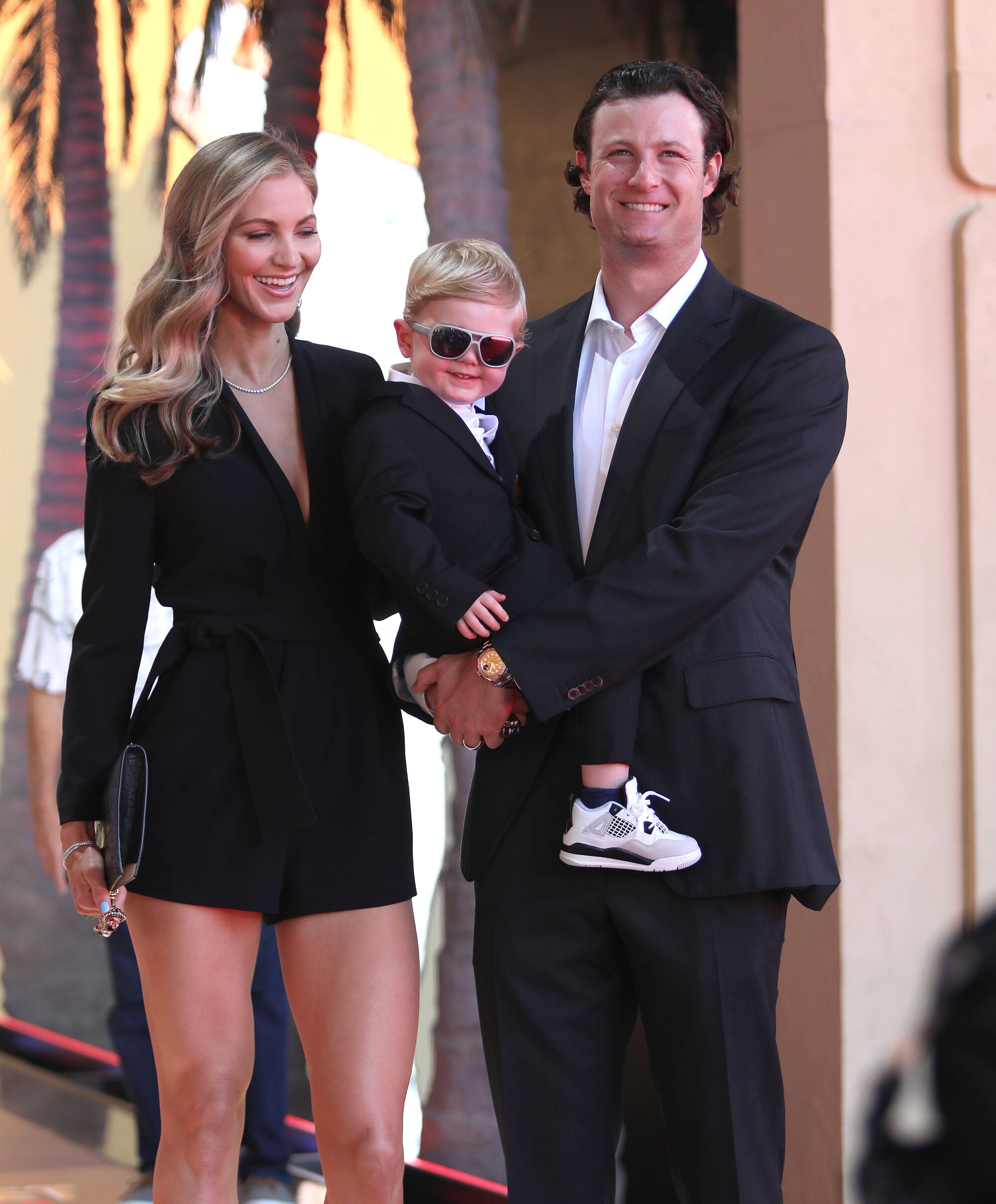 Le lanceur des Yankees de New York Gerrit Cole arrive avec sa famille au salon du tapis rouge du match des étoiles de la MLB 2022.