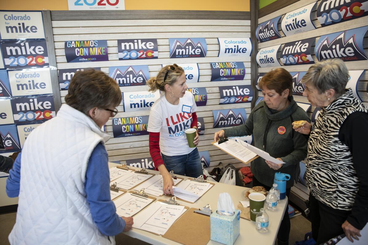Los voluntarios de la campaña de Michael R. Bloomberg ayudan a organizar las campañas el sábado antes de que salgan a las calles de Wheat Ridge, Colorado.