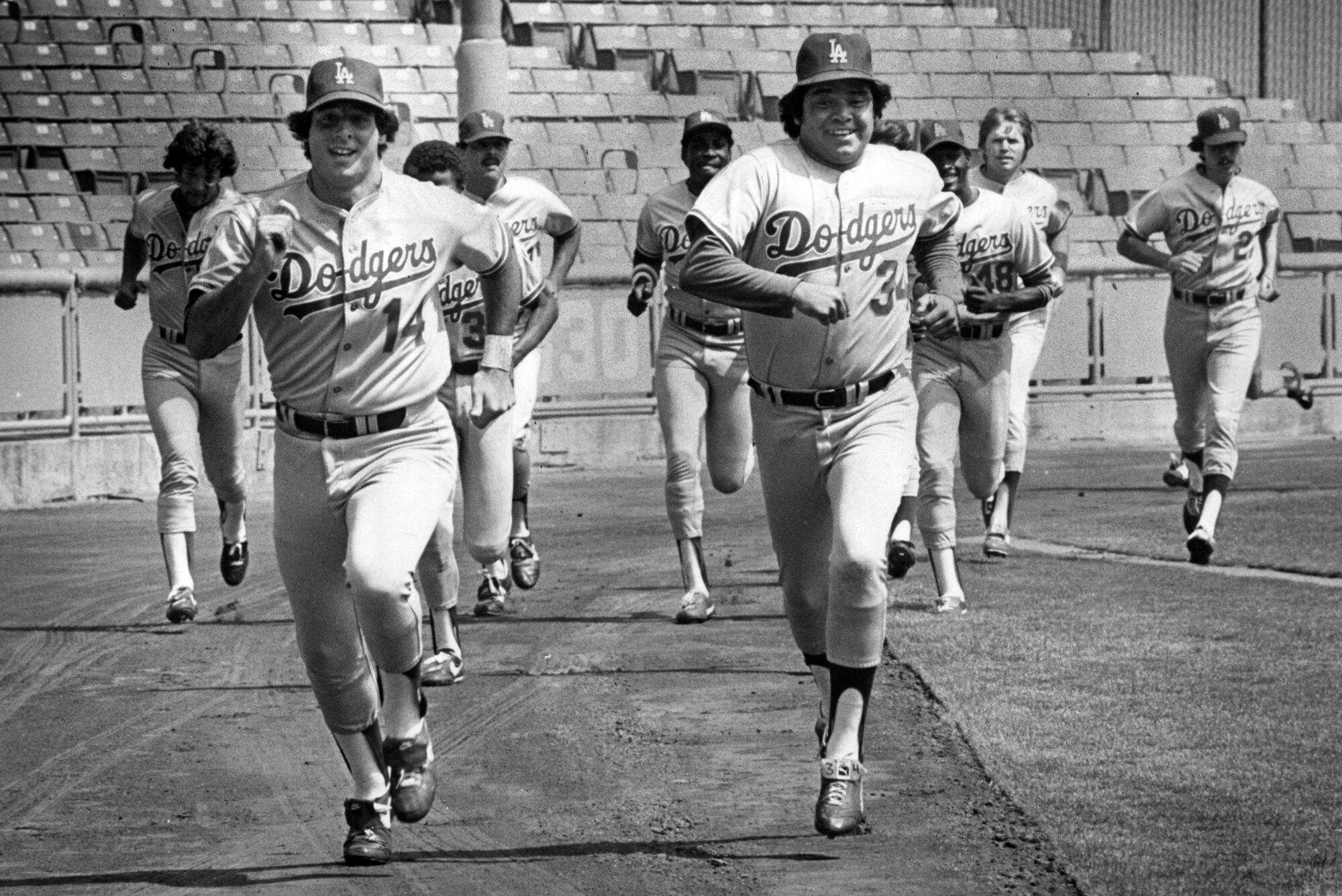 Le lanceur des Dodgers Fernando Valenzuela affronte Mike Scioscia lors d'un entraînement en 1981.