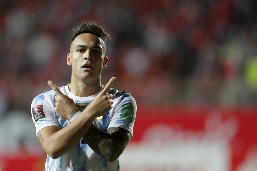 Lautaro Martínez celebra tras marcar el segundo gol de Argentina en el partido ante Chile