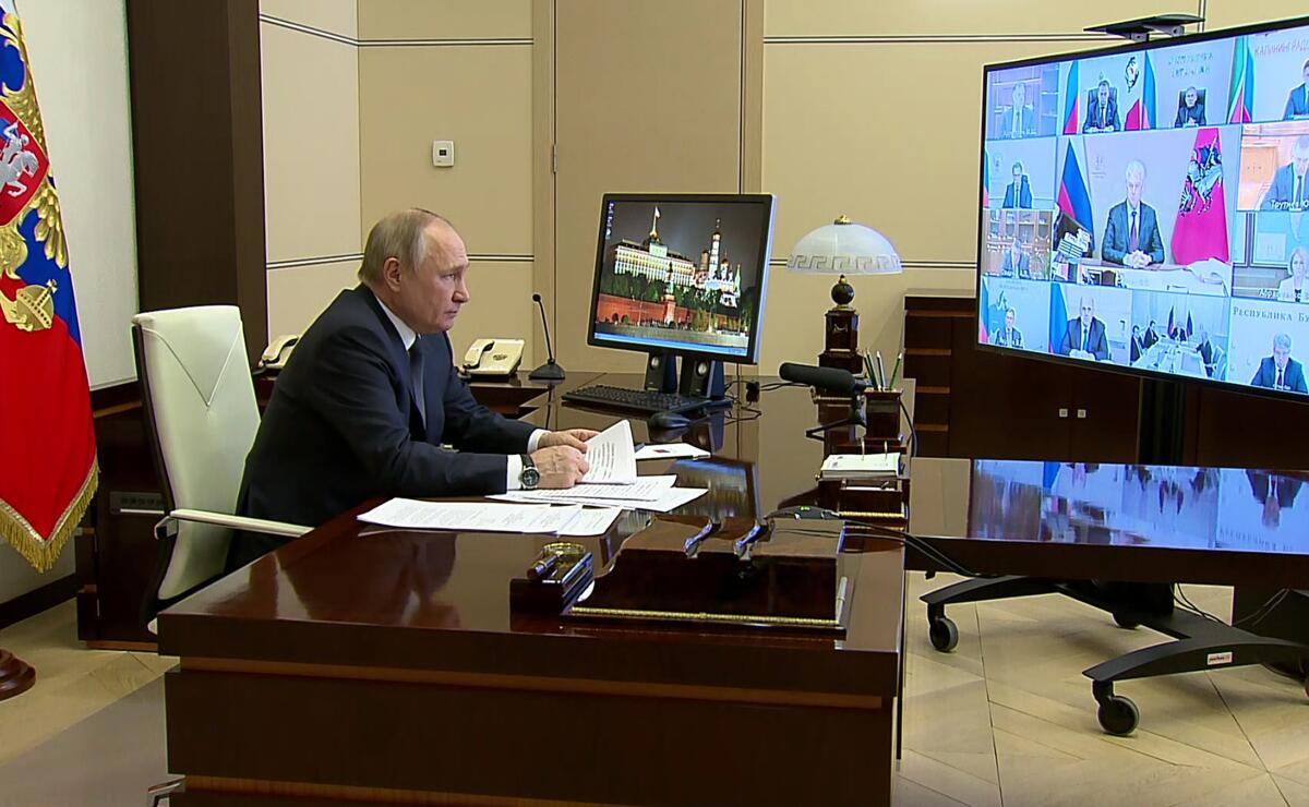 El mandatario ruso Vladimir Putin sostiene una videoconferencia