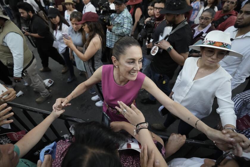 ARCHIVO - La alcaldesa de Ciudad de México Claudia Sheinbaum saluda a sus seguidores a su salida de un acto de campaña en el monumento a la Revolución en Ciudad de México, el 15 de junio de 2023. Las elecciones están previstas para el 2 de junio de 2024. (AP Foto/Eduardo Verdugo, Archivo)
