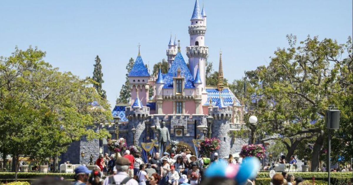 Disneyland rastrea a sus visitantes y aumenta sus ganancias al hacerlo -  Los Angeles Times