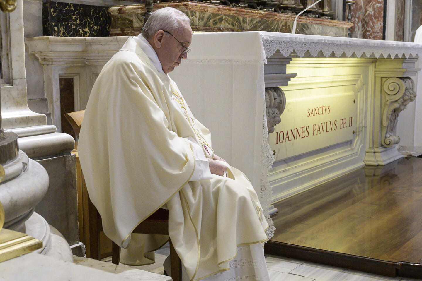 Vatican Mask The Vatican reopens for Mass for first time amid coronavirus - Los ...