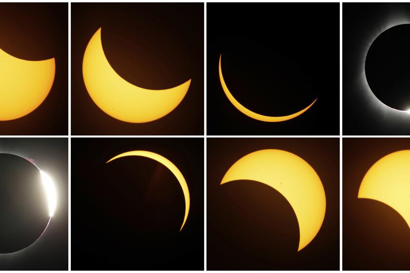 Esta combinación de fotografías muestra el trayecto del sol durante un eclipse total, el lunes 21 de agosto de 2017, cerca de Redmond, Oregon. (AP Foto/Ted S. Warren, Archivo)