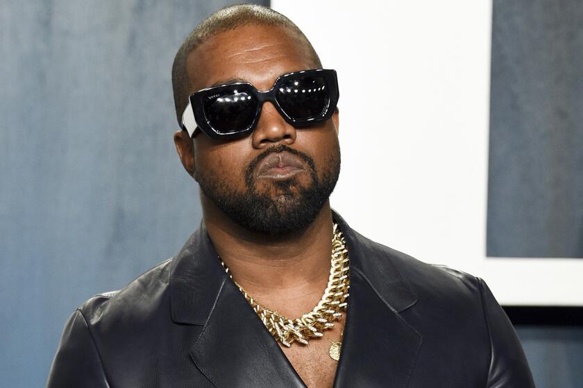 ARCHIVO - Kanye West llega a la fiesta del Oscar de Vanity Fair el 9 de febrero de 2020 en Beverly Hills, California. Ye, el rapero conocido antes como Kanye West ofreció comprar la red social de tendencia conservadora Parler poco después de que fue bloqueado en Twitter e Instagram por publicaciones antisemitas. (Foto Evan Agostini/Invision/AP, archivo)