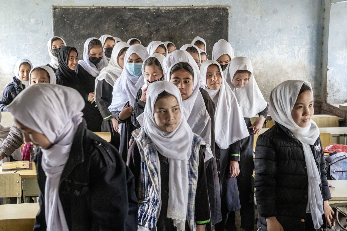 Niñas de pie en su aula el primer día del nuevo curso en Kabul, el sábado 25 de marzo de 2023. (AP Foto/Ebrahim Noroozi)