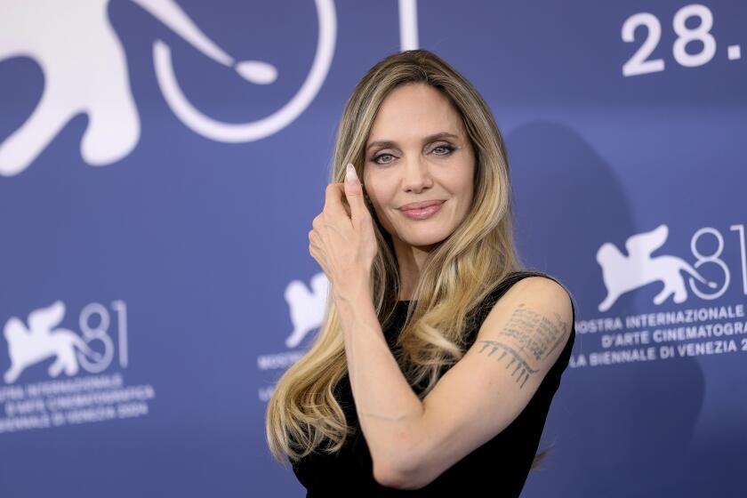 Angelina Jolie posa para los fotógrafos en la sesión fotográfica de la película 'María' durante la 81ª edición del Festival de Cine de Venecia en Venecia, Italia, el jueves 29 de agosto de 2024. (Photo Vianney Le Caer/Invision/AP)