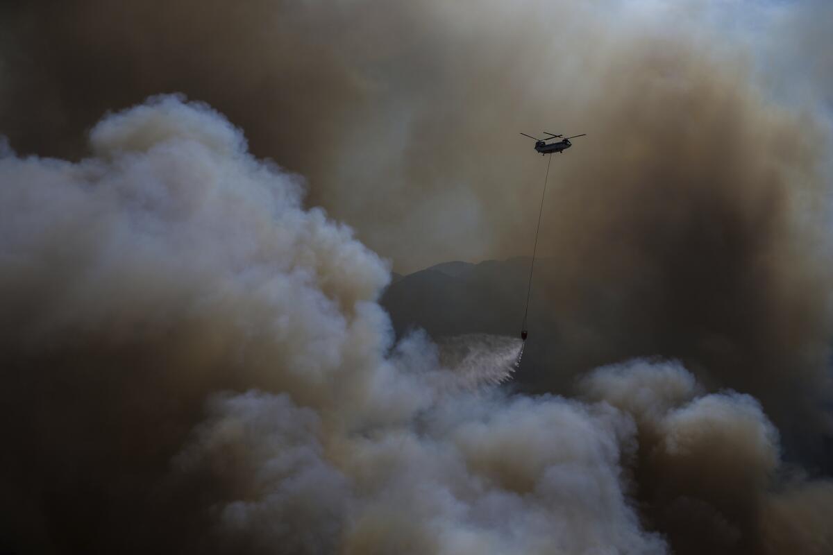 Un helicóptero participa en la operación de extinción de incendios en Koycegiz, Mugla, Turquía,