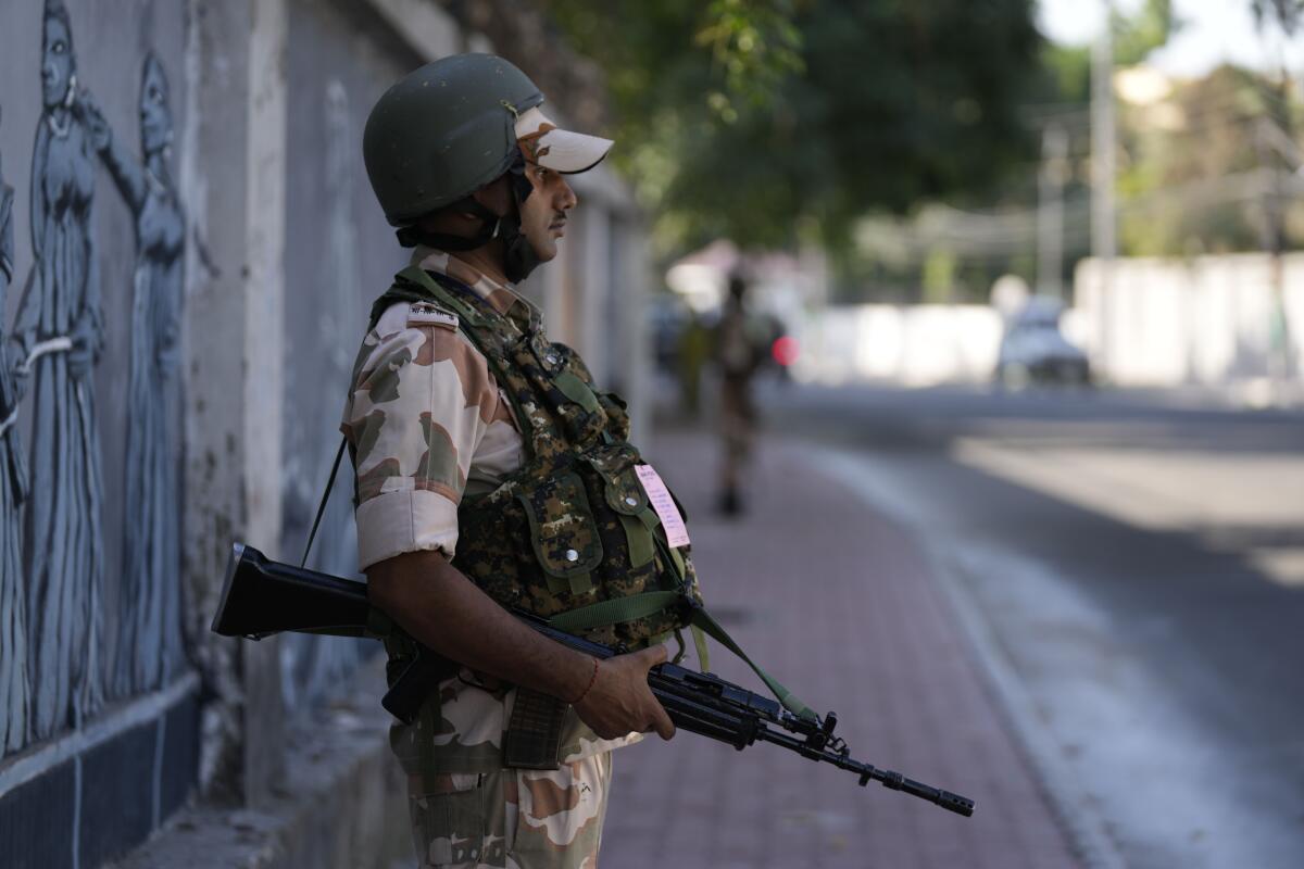 Un soldado patrulla una calle en Jammu, en la Cachemira india, 