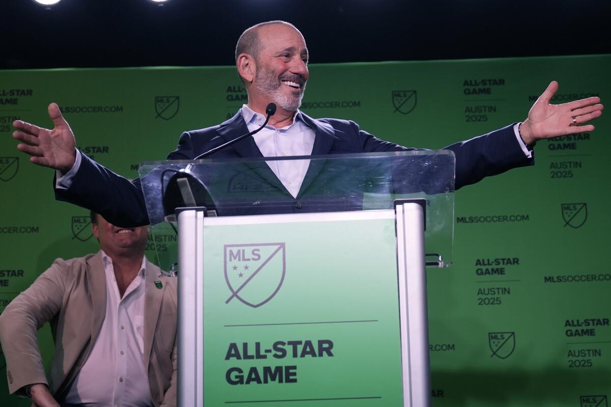 ARCHIVO - El comisionado de la Major League Soccer, Don Garber, 