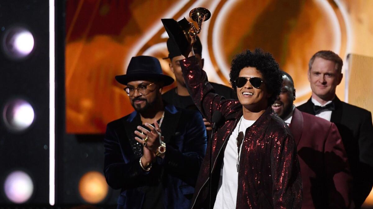 TOPSHOT - Bruno Mars receives his third Grammy for Album of the Year during the 60th Annual Grammy Awards show on January 28, 2018, in New York. / AFP PHOTO / Timothy A. CLARYTIMOTHY A. CLARY/AFP/Getty Images ** OUTS - ELSENT, FPG, CM - OUTS * NM, PH, VA if sourced by CT, LA or MoD **