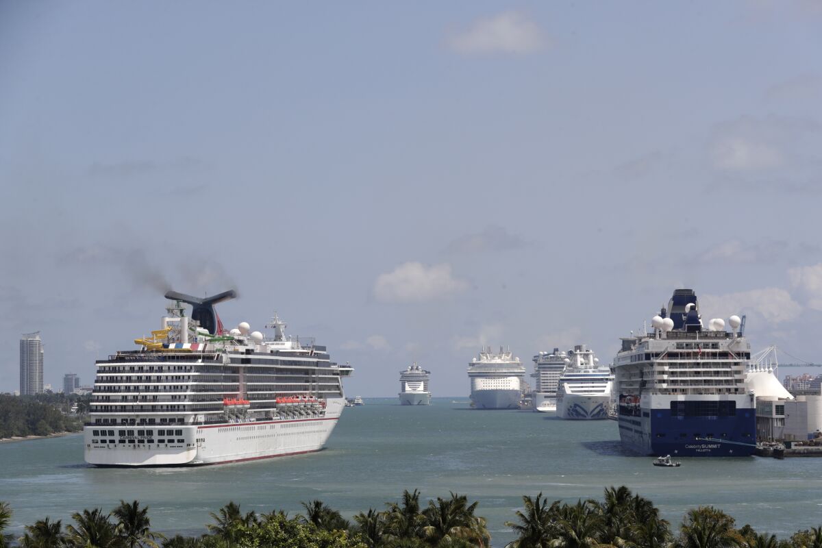 Barcos de crucero permanecen en PortMiami, en Miami.