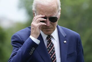 El presidente Joe Biden se retira los lentes de sol mientras se acerca a hablar con los reporteros después de regresar a la Casa Blanca, el domingo 28 de mayo de 2023, en Washington. (AP Foto/Manuel Balce Ceneta)