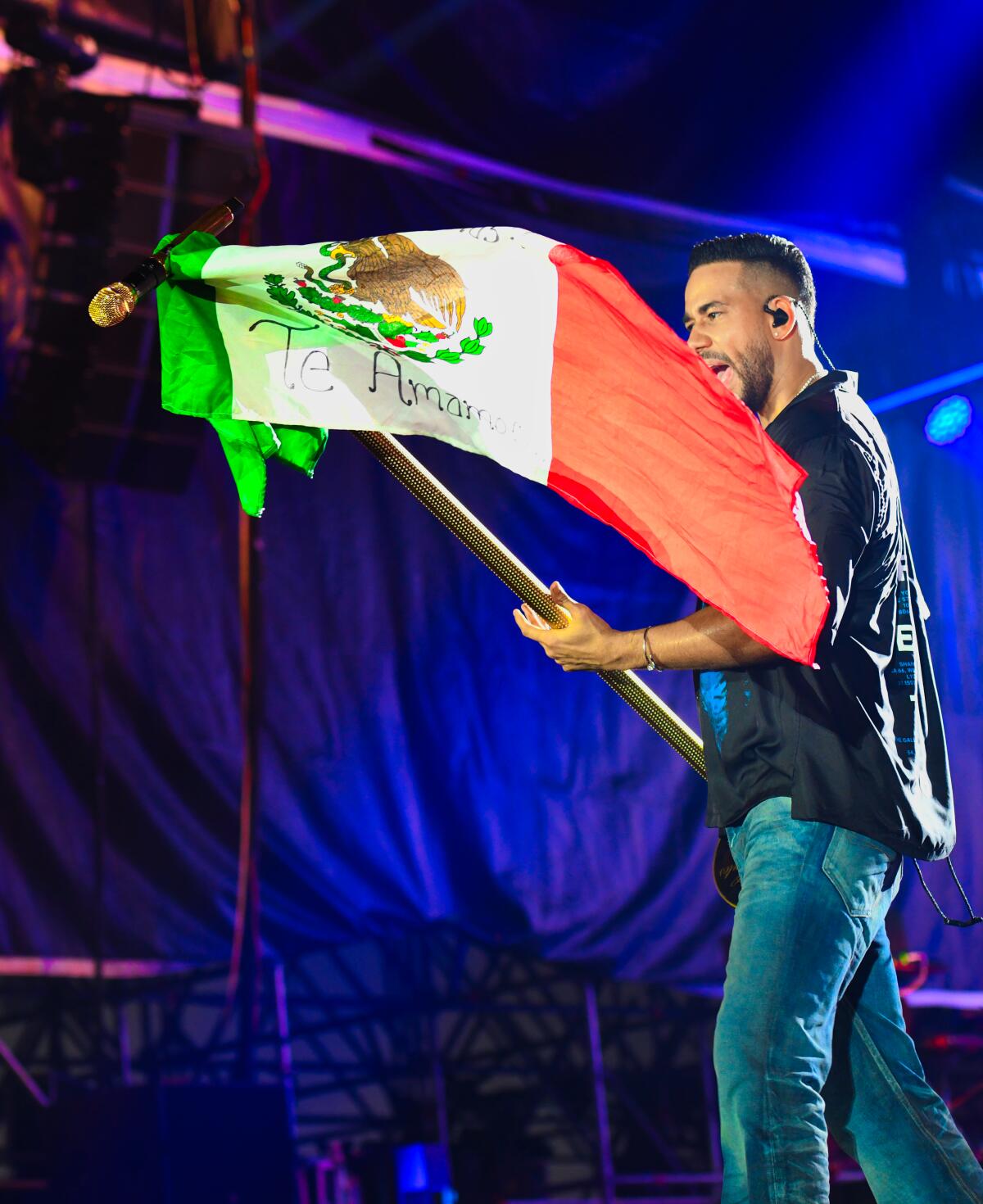 Romeo Santos comparte el escenario con Christian Nodal en el cierre de