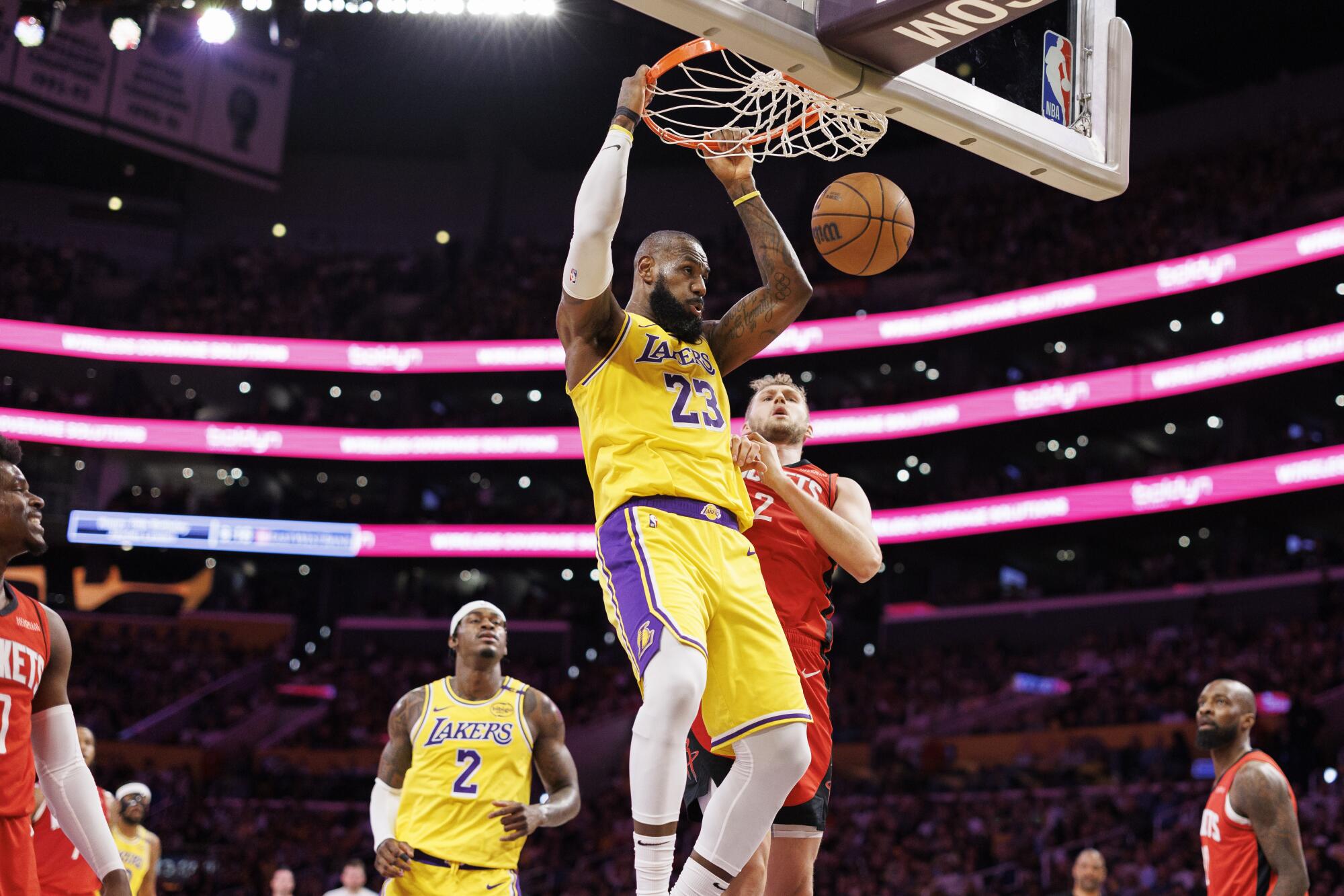 LeBron James, Lakers'ın 3 numaralı tohum için roketleri dövdüğü için erken çıkıyor