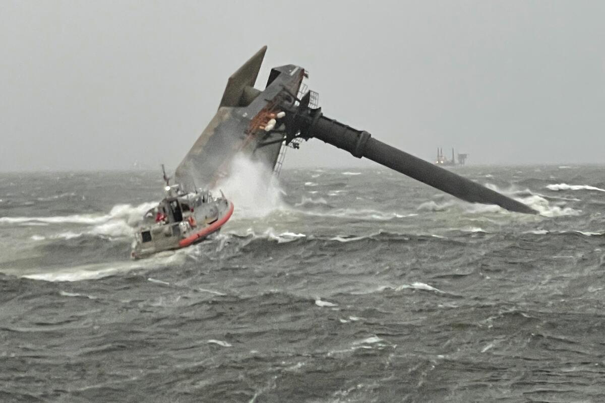 Un barco de la Guardia Costera de Grand Isle, de 45 pies de eslora, se acerca a un barco naufragado 