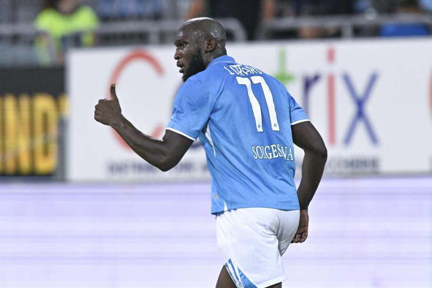 Romelu Lukaku celebra tras anotar el tercer gol del Napoli en la victoria 4-0 ante Cagliari en la Serie A, el domingo 15 de septiembre de 2024. (Gianluca Zuddas/LaPresse vía AP)