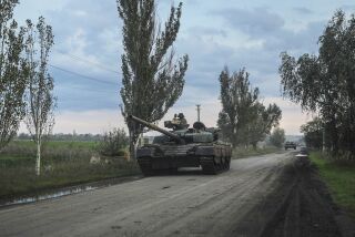 Militares ucranianos manejan un tanque camino de Siversk, en Donetsk, Ucrania, el sábado 1 de octubre de 2022. (AP Foto/Inna Varenytsia)