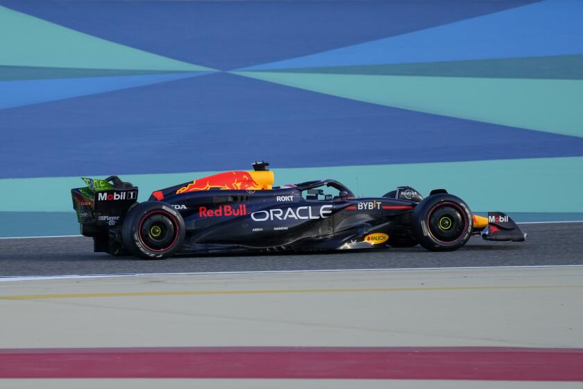 El piloto de Red Bull Max Verstappen maniobra su monoplaza durante una sesión de pruebas de pretemporada en el Circuito de Bahrein el miércoles 21 de febrero del 2024.(AP Foto/Darko Bandic)