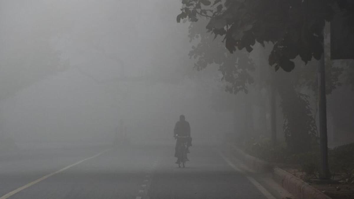 Un ciclista indio es visto en medio de la contaminación en Nueva Delhi.