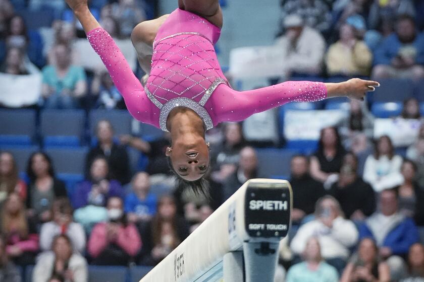 Simone Biles compite en la viga de equilibrio durante el U.S. Classic, el sábado 18 de mayo de 2024, en Hartford, Connecticut (AP Foto/Bryan Woolston)